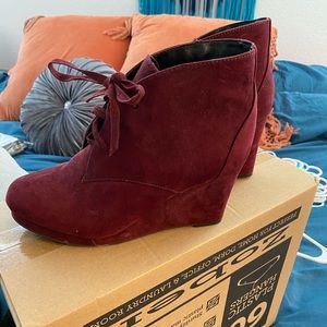 Swede red wine booties